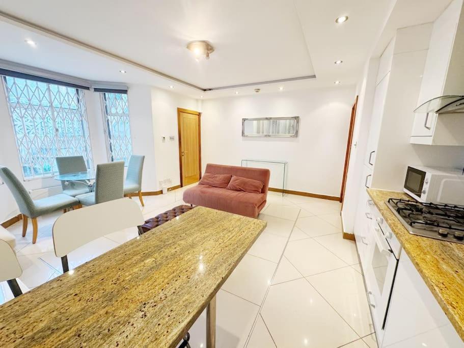 2 Bed In Londra